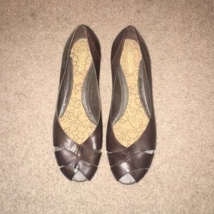 Brown open toed woven, kitten heeled slip on.